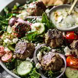 Sałatka Gyros z Pulpetami w Sosie Tahini-Cytryna