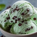 W koszcielem wisi dwa kawałki lody w misce.