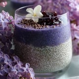 Deser z nasionami chia i jagodami.