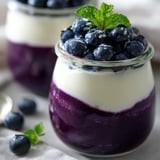 Jagodowy deser z chia i mascarpone.