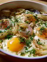 Zapiekane jajka na cebuli.