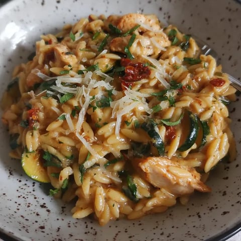 Kremowy Makaron Orzo w Sosie z Kurczakiem, Cukinią i Suszonymi Pomidorami.